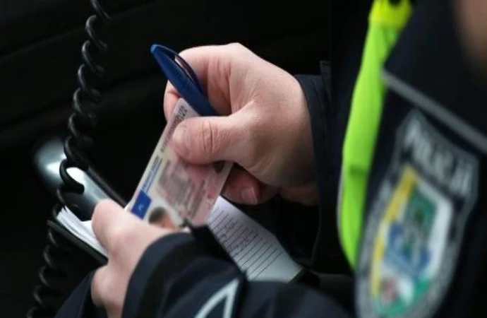 Policjanci ze Szczytna zatrzymali kierowcę posługującego się fałszywym prawem jazdy.