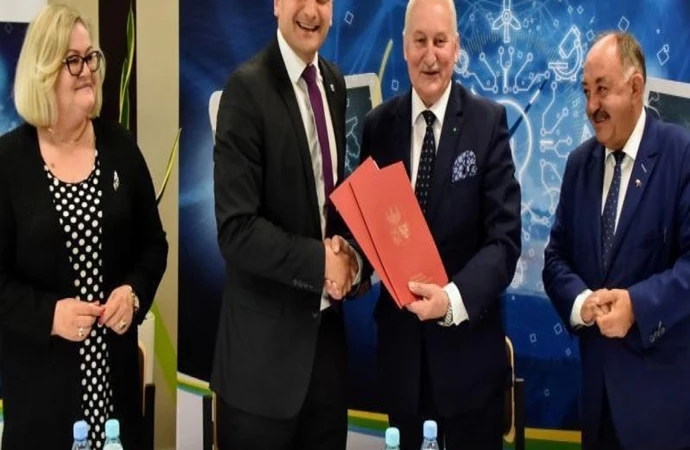 Marszałek województwa warmińsko-mazurskiego podpisał umowy na unijne wspieranie inwestycji zwiększających efektywność energetyczną.