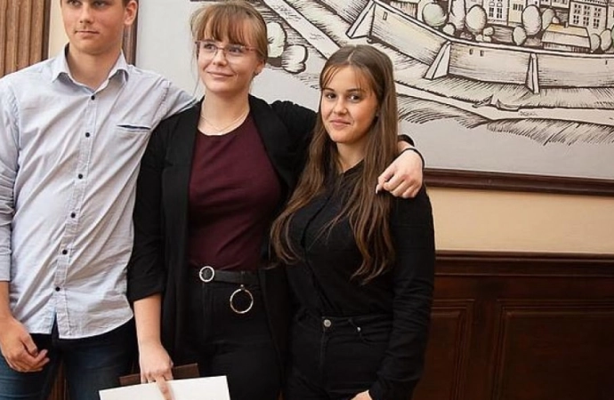 Trójka nastolatków z Olsztyna profesjonalnie pomogła starszej pani.