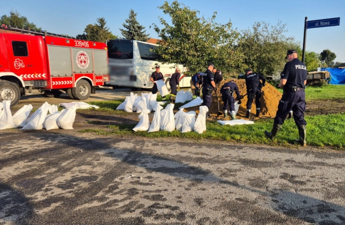 Na południe Polski pojechali także strażacy, policjanci i żołnierze z Warmii i Mazur.