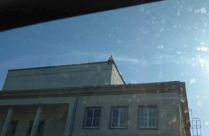 W Mrągowie pijany mężczyzna wszedł na dach jednego z budynków – po czym zaczął zrzucać anteny i inne elementy.
