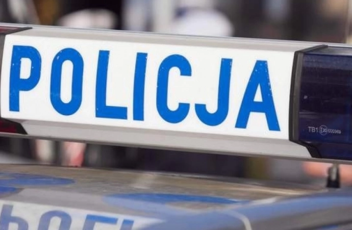 Oficer dyżurny oleckiej policji został powiadomiony o wypadku, do którego doszło na obwodnicy Olecka w miejscowości Sedranki.  Natychmiast na miejsce skierowano służby ratunkowe.