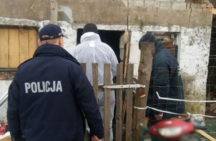 Policjanci i pracownicy Inspekcji Weterynaryjnej wykryli nielegalną hodowlę niedaleko Mrągowa.