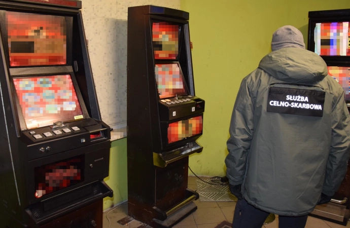 Funkcjonariusze celno-skarbowi zajęli nielegalne automaty do gier w Elblągu.