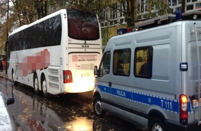 Policjanci zatrzymali kierowcę autokaru, który mimo spożytego alkoholu chciał zawieźć dzieci z Olsztyna do Warszawy.