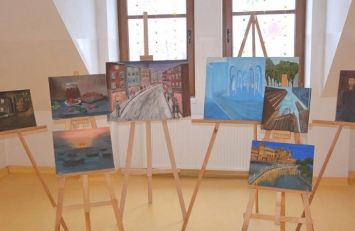 W Strzeżonym Ośrodku dla Cudzoziemców w Kętrzynie zorganizowano wystawę prac malarskich wykonanych przez młodą artystkę narodowości czeczeńskiej.