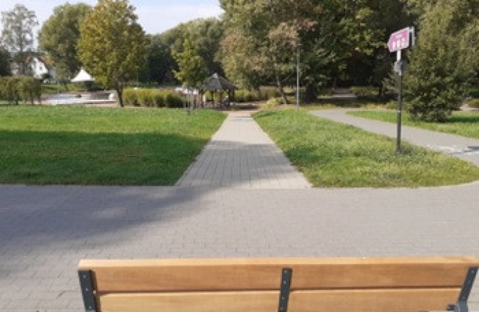 Zakończył się montaż nowych ławeczek w olsztyńskim parku.