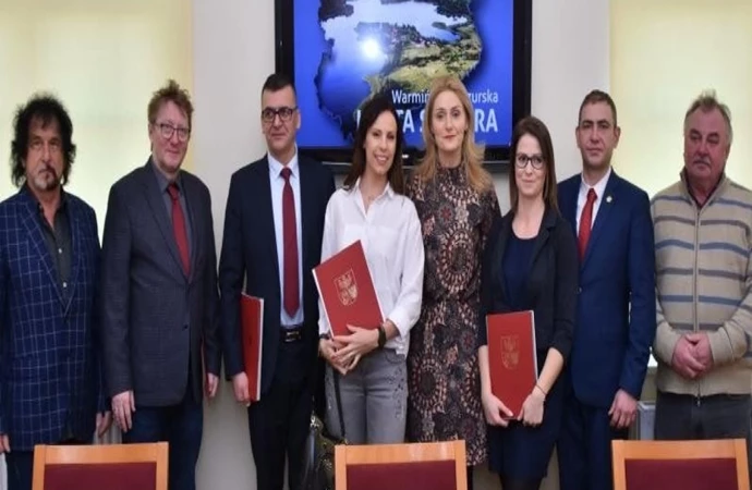 Warmińsko-Mazurska Karta Seniora ma nowych partnerów. Umowy podpisano w Urzędzie Marszałkowskim.