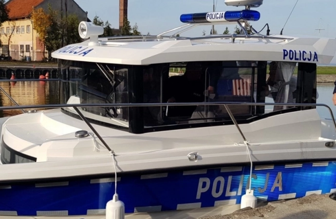 Policjanci z Fromborka otrzymali nową łódź.