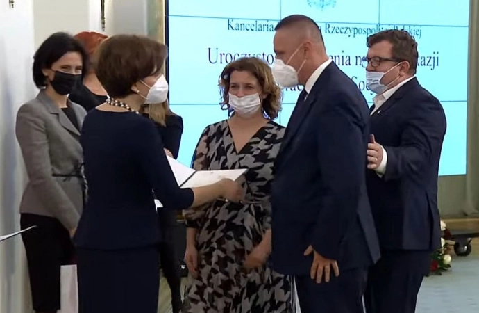 Minister rodziny i polityki społecznej nagrodziła olsztyńskie Powiatowe Centrum Pomocy Rodzinie.