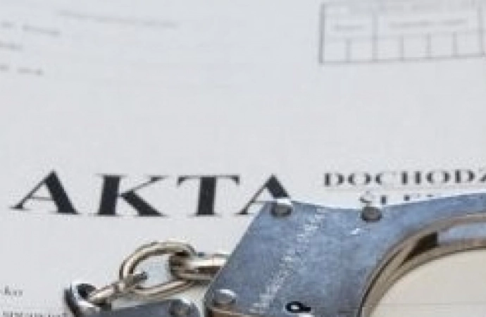 Olsztyńscy policjanci zatrzymali mężczyznę podejrzewanego o serię oszustw w Internecie.