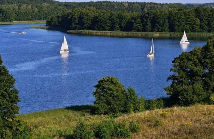 Budowa drogi wodnej łączącej jeziora Niegocin i Śniardwy, pozwoli utworzyć Pętlę Mazurską o długości ponad 100 km. Właśnie podpisano umowę na opracowanie Studium Wykonalności na kwotę 800 tys. zł.
