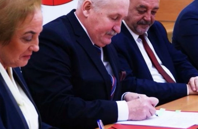 Marszałek województwa warmińsko-mazurskiego podpisał umowy o dofinansowanie inwestycji w 5 szpitalach z regionu.