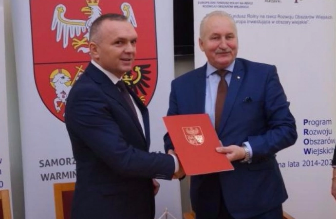 Marszałek województwa warmińsko-mazurskiego podpisał umowy na dofinansowanie lokalnych targowisk.