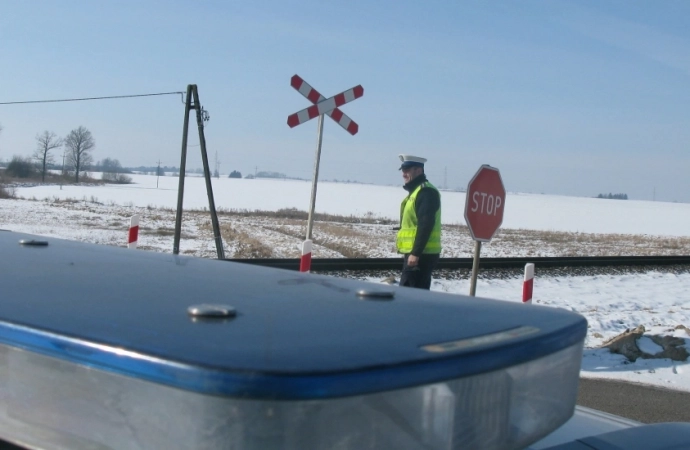 Policjanci z Kętrzyna zatrzymali pijanego kierowcę, który nie zatrzymał się przed znakiem „Stop” na przejeździe kolejowym.