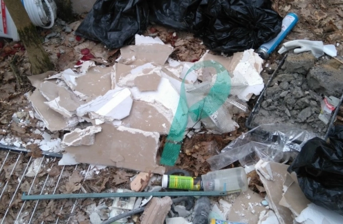 Strażnicy miejscy z Olsztyna namierzyli osobę, która wyrzuciła śmieci do lasu. Pomogły… same śmieci.
