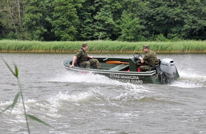 Patrol Straży Granicznej pomógł żeglarzom, których łódź wywróciła się na jeziorze Gołdap.