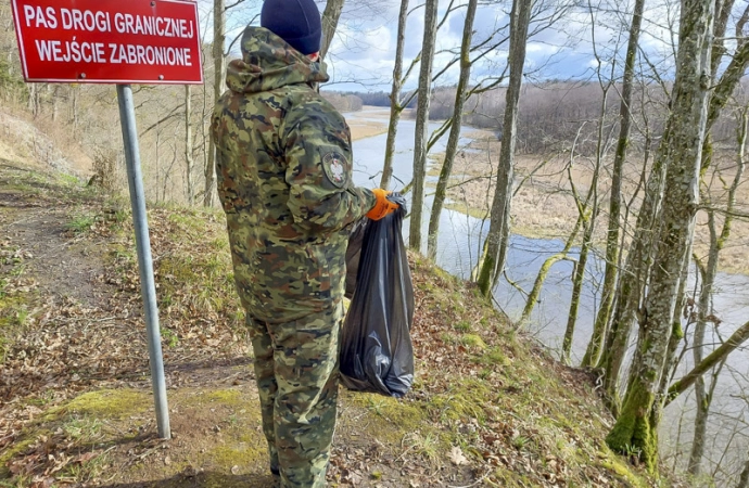 Pogranicznicy sprzątają Łynę!
