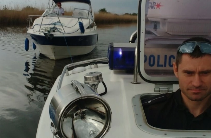 Elbląscy policjanci pomogli załodze jachtu, który utknął na mieliźnie.