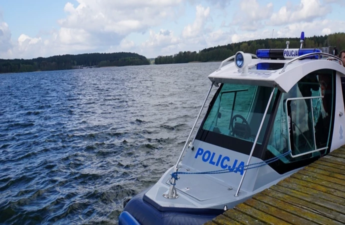 Policjanci z wodnego patrolu nad jez. Ukiel w Olsztynie uratowali trzy osoby, które wpadły do wody.