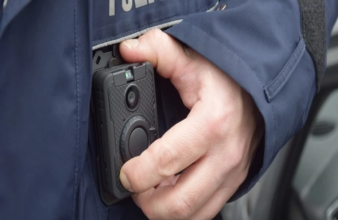 Elbląscy policjanci zaczęli testy kamer przymocowywanych do mundurów.