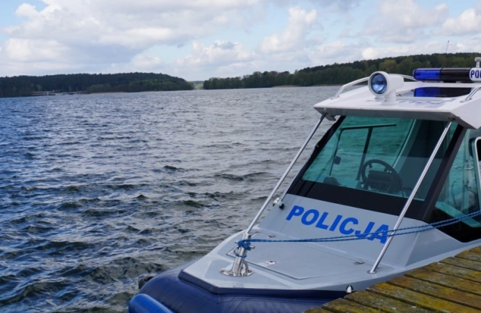 Policjanci z wodnego patrolu na jeziorze Tałtowisko pomogli kobiecie w ciąży.