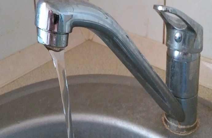 Sanepid wydał zakaz spożywania wody z wodociągu w Łążynie.