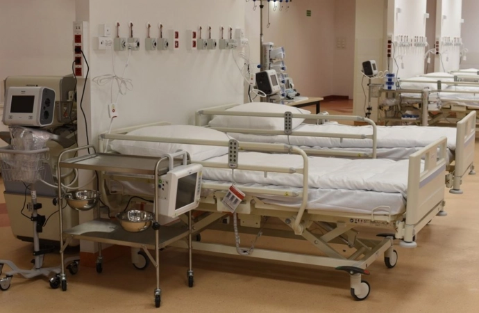 Znacznie spadła liczba szpitalnych łóżek zajętych przez pacjentów chorych na COVID-19.