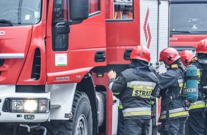 Podłączona do prądu frytkownica wywołała pożar na olsztyńskich Jarotach.