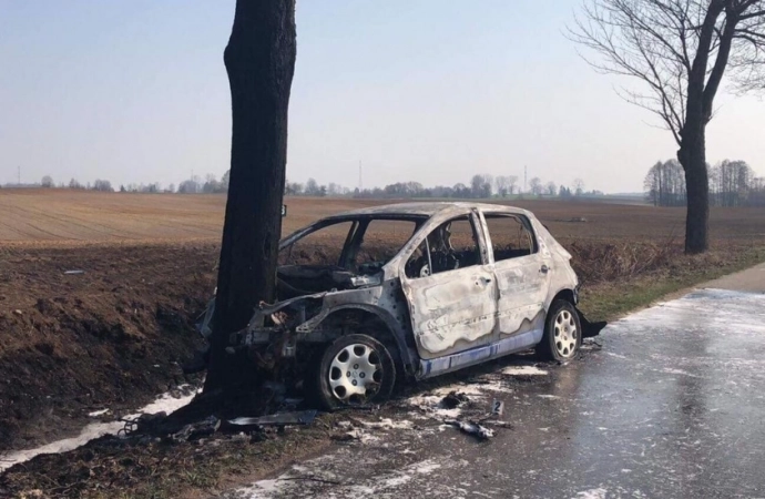 Na drodze niedaleko Olecka doszczętnie spłonął samochód.