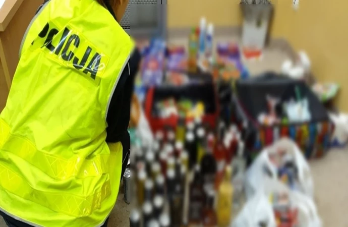 Olsztyńscy policjanci zatrzymali dwie ekspedientki, które kradły towar ze sklepu, w którym pracowały.