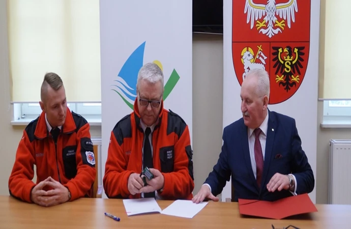 Marszałek województwa warmińsko-mazurskiego podpisał umowy o dofinansowaniu organizacji zajmujących się ochroną bezpieczeństwa na wodzie.