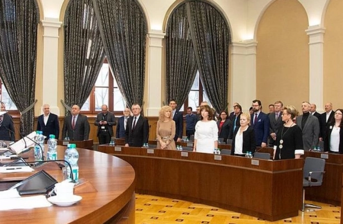 Prezydent Olsztyna Piotr Grzymowicz otrzymał od miejskich radnych wotum zaufania i absolutorium.