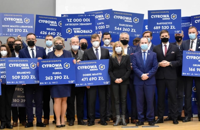 Samorządowcy z Warmii i Mazur otrzymali symboliczne czeki z programu Cyfrowa Gmina.