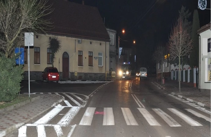 Trwają poszukiwania kierowcy, który w Lidzbarku w powiecie działdowskim przejechał po stopach kobiecie przechodzącej przez przejście dla pieszych.