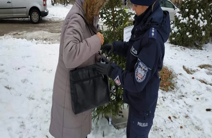 Policjanci z Warmii i Mazur po raz kolejny namawiali do rozbierania choinek.