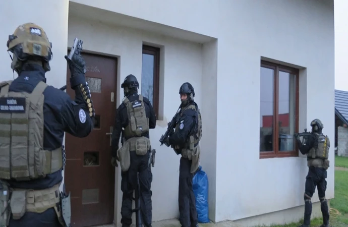 Funkcjonariusze Warmińsko-Mazurskiego Urzędu Celno-Skarbowego oraz policjanci z Radomia zatrzymali 12 osób nielegalnie handlujących paliwem.