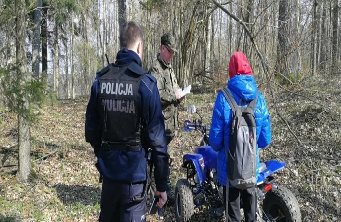 Strażnicy leśni i policjanci zatrzymali 16-latka jeżdżącego quadem po lesie.