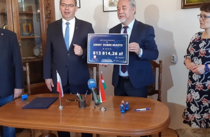 Wojewoda warmińsko-mazurski podpisał pierwsze umowy na dofinansowanie z tegorocznej edycji Funduszu Dróg Samorządowych.