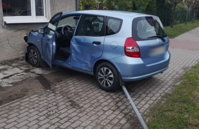 W Braniewie samochód osobowy uderzył w ścianę budynku.