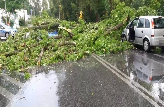 Wichury doprowadziły do uszkodzenia 6 samochodów na terenie powiatu piskiego.