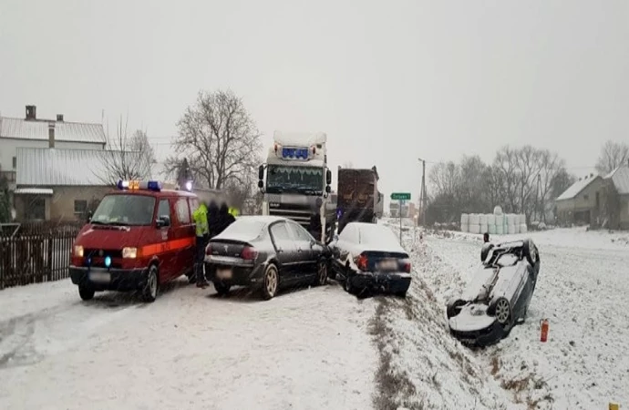 W czwartek po raz pierwszy spadła nieco większa ilość śniegu. Policjanci z Warmii i Mazur zanotowali 4 wypadki i ponad 80 kolizji.