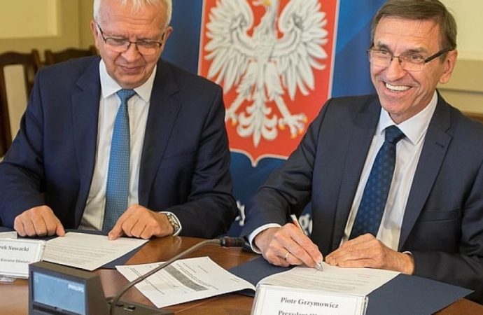 Prezydent Olsztyna podpisał z warmińsko-mazurskim kuratorem oświaty umowę na dofinansowanie nowego boiska.
