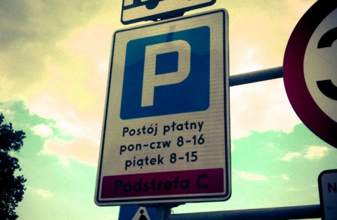 Wojewoda warmińsko-mazurski uchylił część uchwały dotyczącej opłat za parkowanie w Olsztynie.
