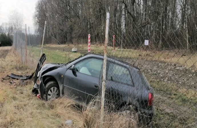 Pijany kierowca staranował szlaban, a następnie wpadł na pas drogi granicznej.