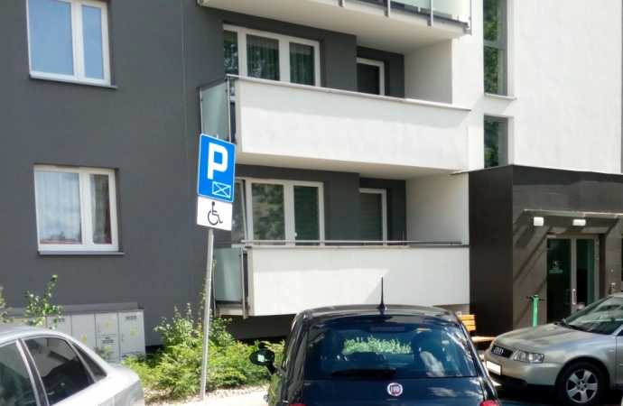 Olsztyńska Straż Miejska ostrzega – będzie odholowywać źle zaparkowane samochody.