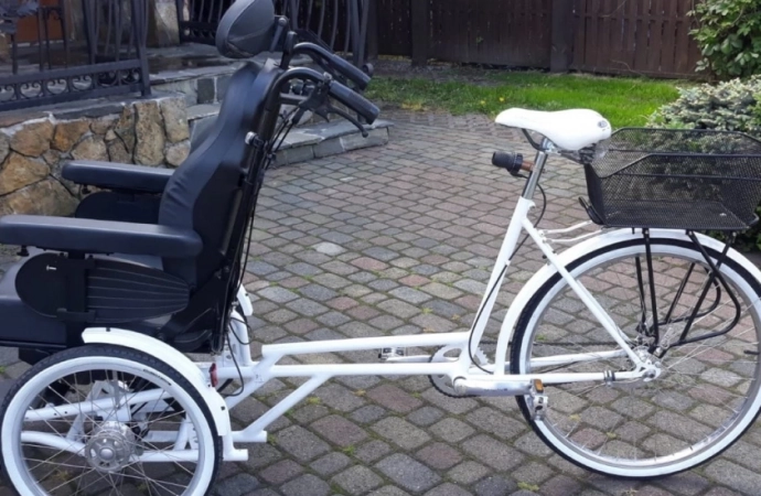 Braniewski policjant i jego przyjaciel skonstruowali specjalny rower dla niepełnosprawnej młodej kobiety.