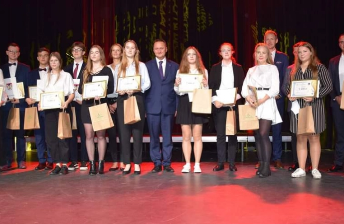 88 młodych mieszkańców powiatu olsztyńskiego otrzymało stypendia.