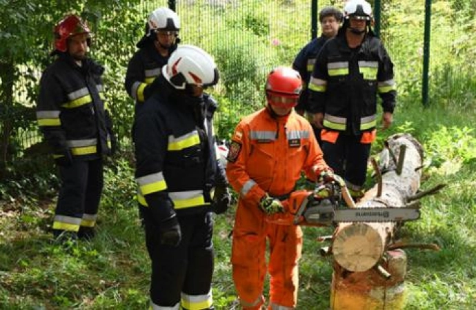 Ukraińscy strażacy – ochotnicy przechodzą wszechstronne szkolenie na Warmii i Mazurach.