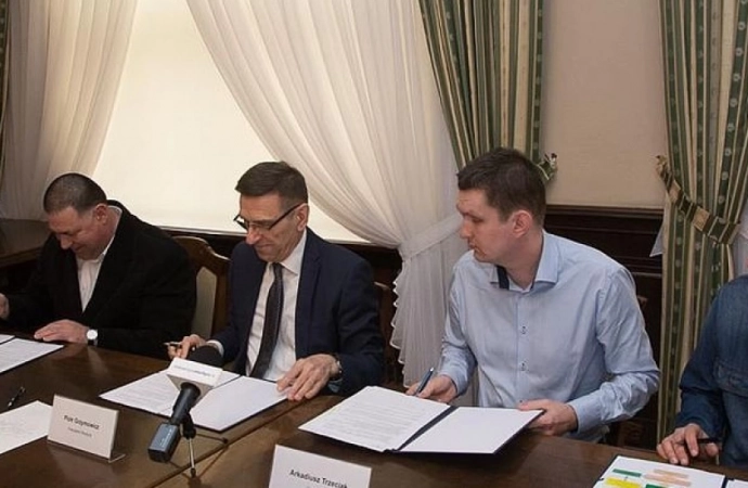 Olsztyńscy taksówkarze będą nieodpłatnie wspierać miejskie służby odpowiedzialne za bezpieczeństwo. W ratuszu podpisano porozumienie z przedstawicielami korporacji taksówkarskich.
